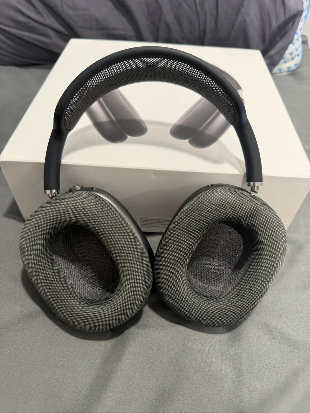 Apple AirPods Max Over-Ear Headphones in Space Gray Gen 1 Lightning